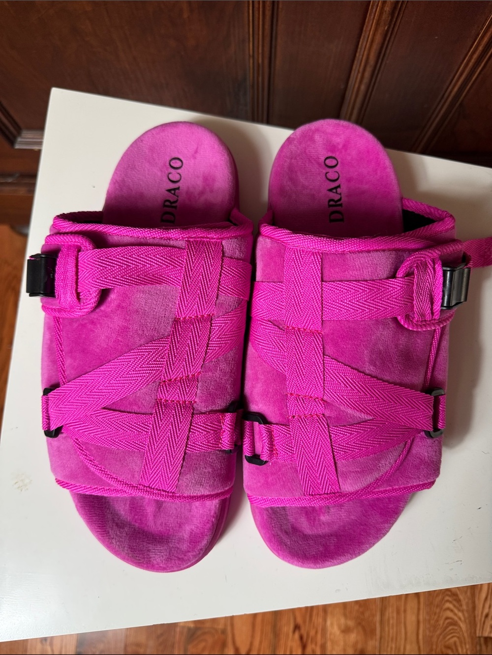 Draco Women's Vibrant Pink Slippers
